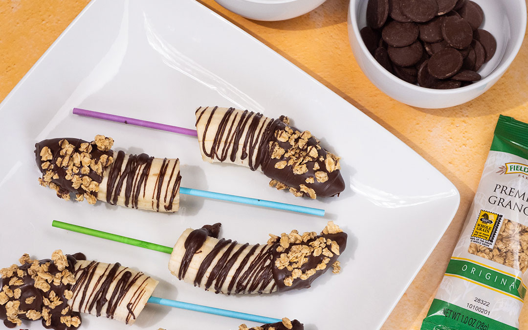 bananas-dipped-in-chocolate-dip-and -granola